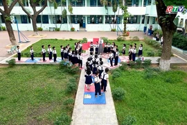 Lớp học không tường: "Hồi sinh" lá khô: Bài học xanh giữa sân trường