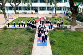 Lớp học không tường: "Hồi sinh" lá khô: Bài học xanh giữa sân trường