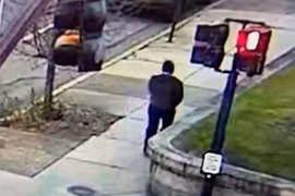 Ảnh chụp từ camera giám sát cho thấy hình ảnh nghi phạm nổ súng. Ảnh: foxnews