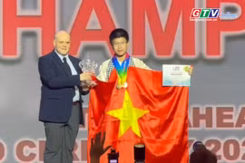 Vũ Hoàng Nam nhận giải Overall Champion tại Kỳ thi Olympic Toán học Thiếu niên Quốc tế (IJMO) 2025. Ảnh: ĐVCC