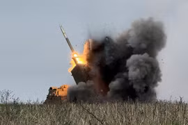 Binh sĩ Ukraine bắn hệ thống tên lửa phóng loạt (MLRS) về phía quân đội Nga, gần tiền tuyến Pokrovsk thuộc vùng Donetsk, ngày 9-12-2025. Ảnh: Reuters