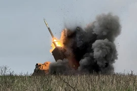 Binh sĩ Ukraine bắn hệ thống tên lửa phóng loạt (MLRS) về phía quân đội Nga, gần tiền tuyến Pokrovsk thuộc vùng Donetsk, ngày 9-12-2025. Ảnh: Reuters