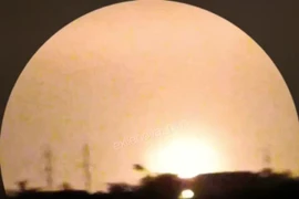 Nhiều vụ nổ và ánh chớp lóe lên tại khu vực nhà máy hóa dầu Stavrolen. Ảnh: Exilenova+