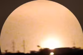 Nhiều vụ nổ và ánh chớp lóe lên tại khu vực nhà máy hóa dầu Stavrolen. Ảnh: Exilenova+