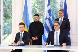 Tổng thống Ukraine Volodymir Zelensky và Thủ tướng Hy Lạp Kyriakos Mitsotakis chứng kiến lễ ký kết hợp tác giữa Công ty khí đốt tự nhiên nhà nước DEPA Emporias của Hy Lạp và Tập đoàn Naftogaz của Ukraine. Ảnh: AP