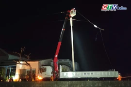 Những người thợ đưa ánh sáng trở lại sau bão số 13