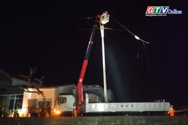 Những người thợ đưa ánh sáng trở lại sau bão số 13