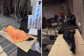 Cảnh sát Hàn Quốc ngủ trên bìa các tông tại nơi nghỉ khi làm nhiệm vụ ở Gyeongju, tỉnh Bắc Gyeongsang trong ảnh công bố ngày 11-11. Ảnh: Công đoàn cảnh sát Hàn Quốc