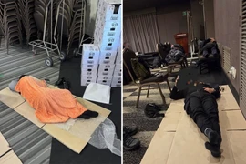 Cảnh sát Hàn Quốc ngủ trên bìa các tông tại nơi nghỉ khi làm nhiệm vụ ở Gyeongju, tỉnh Bắc Gyeongsang trong ảnh công bố ngày 11-11. Ảnh: Công đoàn cảnh sát Hàn Quốc