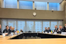 Phái đoàn Mỹ và châu Âu tại cuộc họp ngày 23-11 ở Geneva, Thụy Sĩ, để bàn về kế hoạch hòa bình Ukraine. Ảnh: Reuters