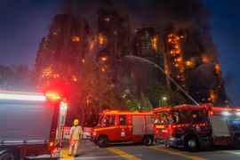 Hiện trường kinh hoàng của vụ hỏa hoạn khu tổ hợp chung cư Wang Fuk Court. Ảnh: AP