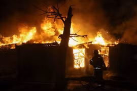 Lính cứu hỏa dập lửa tại khu vực bị UAV Nga tập kích ở Kharkov, Ukraine. Ảnh: Reuters