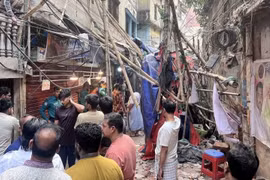 Người dân hoảng loạn chạy khỏi các tòa nhà khi xảy ra động đất. Ảnh: Reuters