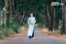 60s Gia Lai: Áo dài xuống phố đón Xuân