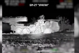 UAV Ukraine ném bom thiêu rụi pháo phản lực của Nga