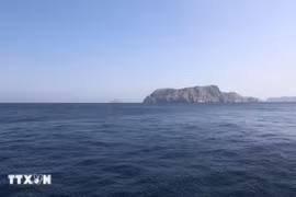 Nổ súng vào các tàu qua eo biển Hormuz sau khi gia hạn lệnh ngừng bắn