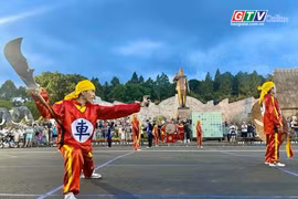 Đặc sắc biểu diễn cờ người ở Phố núi 