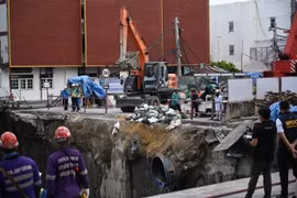 Hơn 500.000 ba cát được dùng để lấp các khe hở trong đường hầm. Ảnh: internet