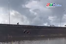 Thả hoa đăng: Ước nguyện lên trời, rác thải ở lại