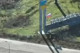 Nga cắm cờ ở cửa ngõ phía tây của thành phố Pokrovsk. Ảnh: Kyiv Independent