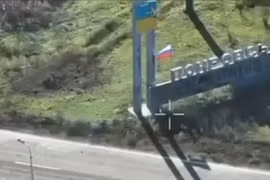 Nga cắm cờ ở cửa ngõ phía tây của thành phố Pokrovsk. Ảnh: Kyiv Independent