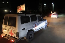 Hội Chữ thập đỏ vận chuyển thi thể của con tin bị giam giữ tại Gaza sau khi được Hamas trao trả theo thỏa thuận với Israel. Ảnh: Reuters