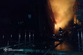 Nhân viên cứu hộ Ukraine tại hiện trường 1 vụ tập kích của Nga Ảnh: The Kyiv Post