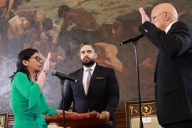 Bà Delcy Rodriguez trong một cuộc trả lời phỏng vấn báo chí ở Caracas. Ảnh: THX/TTXVN