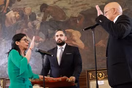 Bà Delcy Rodriguez trong một cuộc trả lời phỏng vấn báo chí ở Caracas. Ảnh: THX/TTXVN