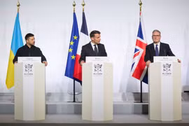 Tổng thống Ukraine Volodymyr Zelensky (ngoài cùng, trái) và Tổng thống Pháp Emmanuel Macron (giữa), Thủ tướng Anh Keir Starmer tại cuộc họp báo chung ở Paris ngày 6-1-2026. Ảnh: Volodymyr Zelensky/X