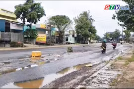 "Bẫy ổ gà" rình rập người tham gia giao thông