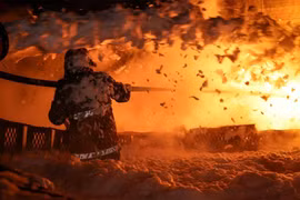 Lính cứu hỏa Ukraine dập lửa trong ảnh công bố ngày 6-2. Ảnh: DSNS