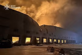 Một khu vực ở Kiev bị hư hại sau cuộc không kích của Nga hôm 7/2. Ảnh: Reuters