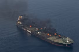 Iran phóng tên lửa vào tàu dầu ngoài khơi Qatar