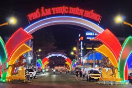 Đông đảo thực khách tập trung về Phố ẩm thực Diên Hồng để thưởng thức các món ngon. 