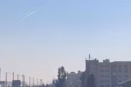 Ảnh chụp màn hình video trên truyền thông Iran, cho thấy tên lửa được phóng lên trời. Ảnh: Reuters