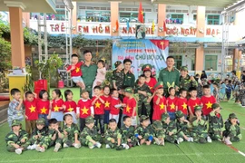 "Bé yêu chú bộ đội"