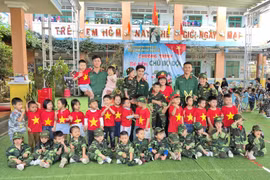 "Bé yêu chú bộ đội"
