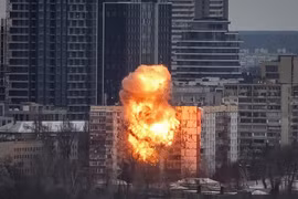 Vụ nổ nghi do UAV Nga gây ra khi đâm vào tòa nhà tại Kiev, Ukraine ngày 2712. Ảnh Reuters