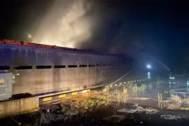 Lính cứu hỏa Ukraine chữa cháy sau trận tập kích của Nga, ngày 23-12. Ảnh: DSNS Ukraine