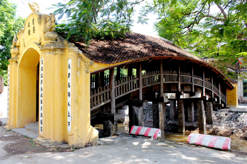 Cầu ngói chùa Lương có 9 gian uốn cong tựa cầu vồng.