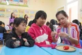 Câu lạc bộ Áo dài Sống Xanh Pleiku may áo dài cho nữ sinh có hoàn cảnh đặc biệt