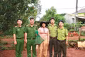 Chị Kpuih H’Ran giao nộp cá thể kỳ đà quý hiếm.