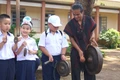 Học sinh say sưa trải nghiệm đánh chiêng, lắng nghe nghệ nhân kể chuyện về văn hoá cồng chiêng Tây Nguyên. Ảnh: Chu Hằng