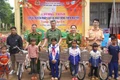 Tuyên truyền pháp luật và trao quà “Trung thu cho em” tại xã Pơ Lang