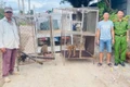 Người dân xã Ayun giao nộp 2 cá thể khỉ cho lực lượng Công an