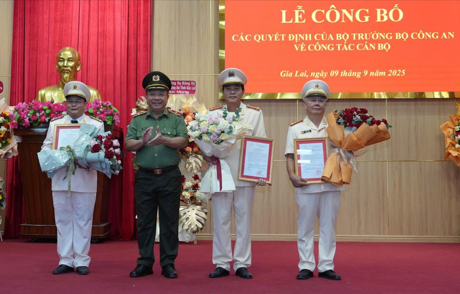 Thiếu tướng Lê Quang Nhân-Giám đốc Công an tỉnh (thứ 2 từ trái sang) trao các quyết định bổ nhiệm cán bộ của Bộ trưởng Bộ Công an. Ảnh: Quốc Hùng thieu-tuong-le-quang-nhan-trao-quyet-dinh-cua-bo-truong-bo-cong-an-cho-thu-truong-cac-co-quan-tu-phap-thuoc-cong-an-tinh-8781.jpg