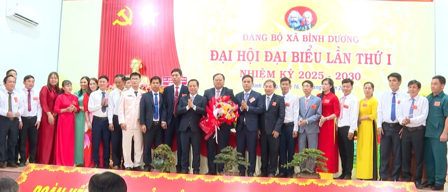 Ban Chấp hành Đảng bộ xã Bình Dương nhiệm kỳ 2025-2030 ra mắt Đại hội. Ảnh: Bình Dương 1-6587.jpg