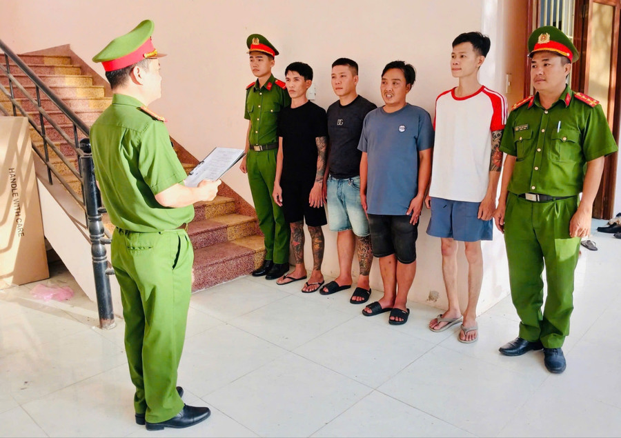 Các đối tượng bị cơ quan Công an tạm giữ hình sự. Ảnh: Thành Long cac-doi-tuong-7552.jpg
