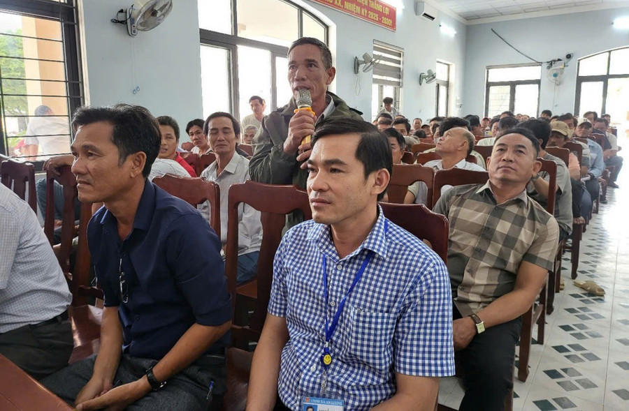 Nhiều chủ tàu thuyền tham gia đóng góp ý kiện tại buổi tuyên truyền. Ảnh: VIẾT LỢI hinh-3-ngu-dan-gop-y-1331.jpg